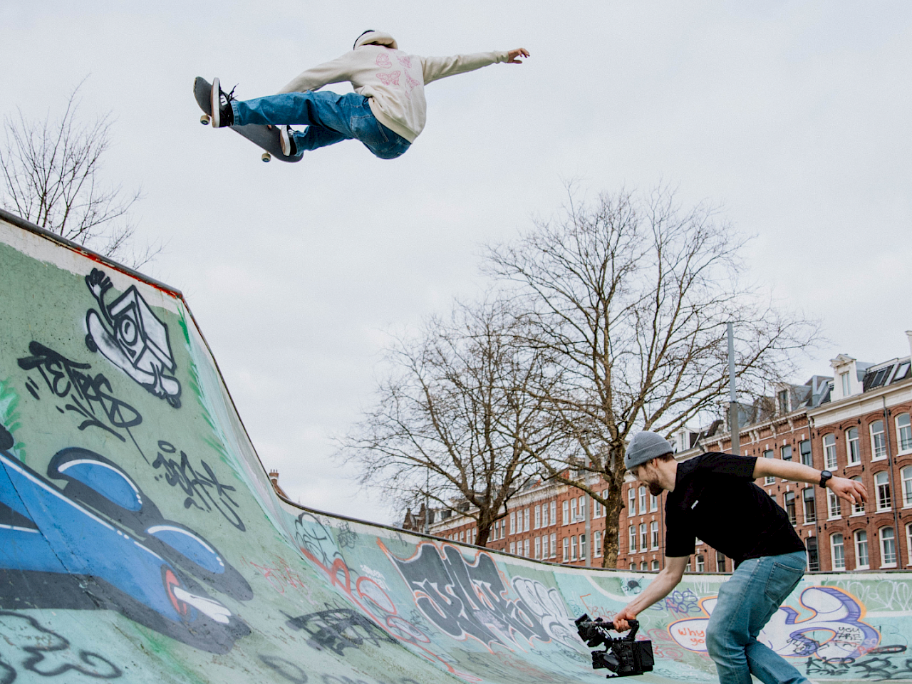 Skateboarder Jason Lijnzaat en videograaf Sjoerd Wess in de Marnixbowl © Photo Frank.