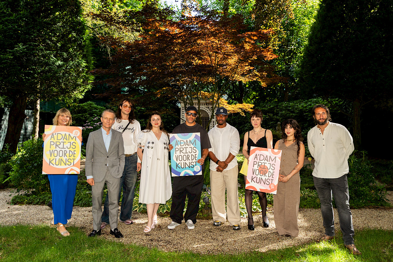 V.l.n.r: Laurien Saraber, wethouder Hendrik Jan Biemond, The Patchwork Family, Sef, Bnnyhunna, Kim Karssen, Naaz, George Tobal. Foto: Koosje Koolbergen 